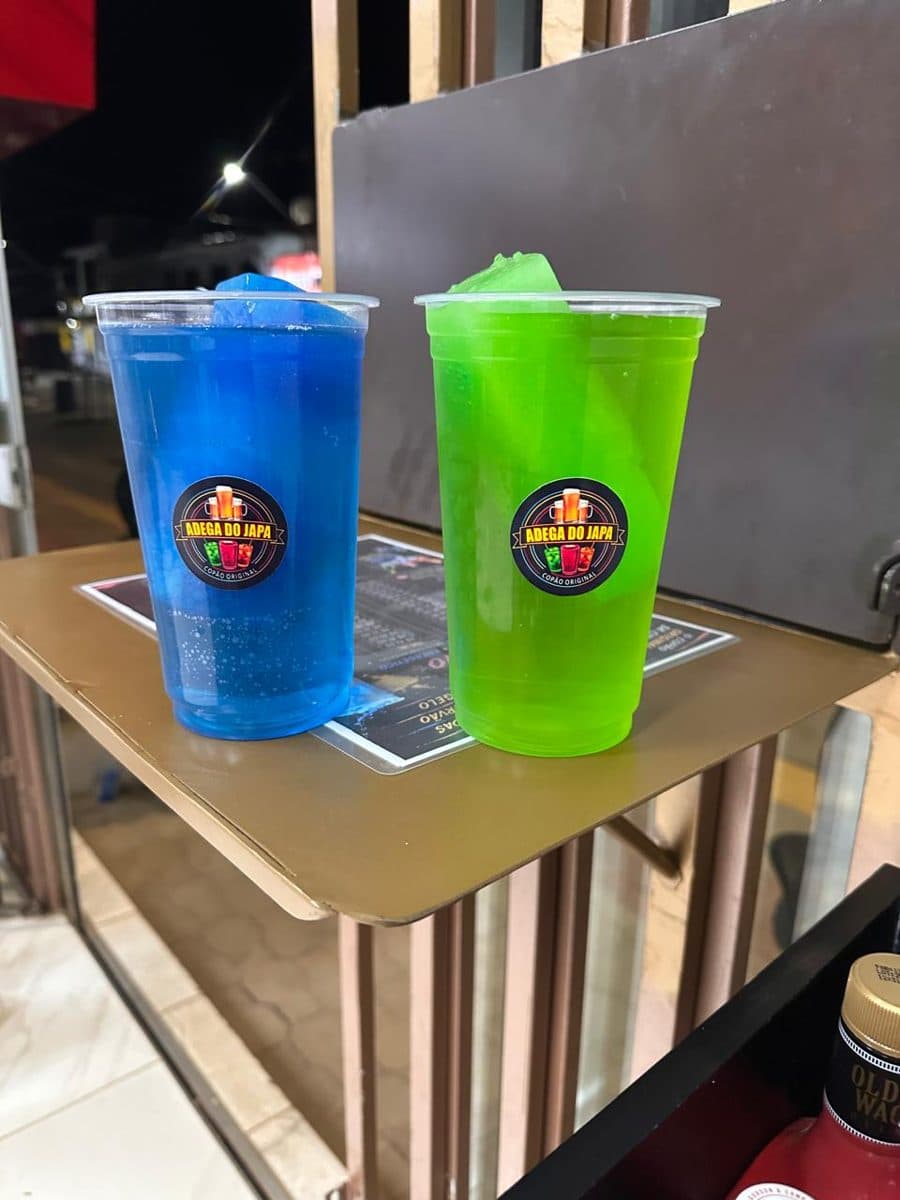 Copões gelados azul e verde com o selo da Adega do Japa