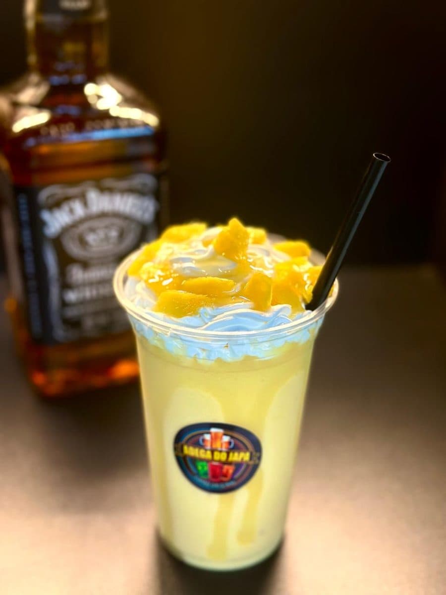 Copão cremoso amarelo com chantilly e pedaços de manga